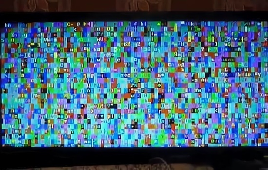 На мониторе появились квадратики. Разноцветные квадратики на экране. Квадраты на экране. Цветные квадратики на экране телевизора. Квадратики на экране монитора.